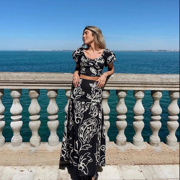 H&M NWT embroidered off the shouldered crop top and skirt SET 4/S